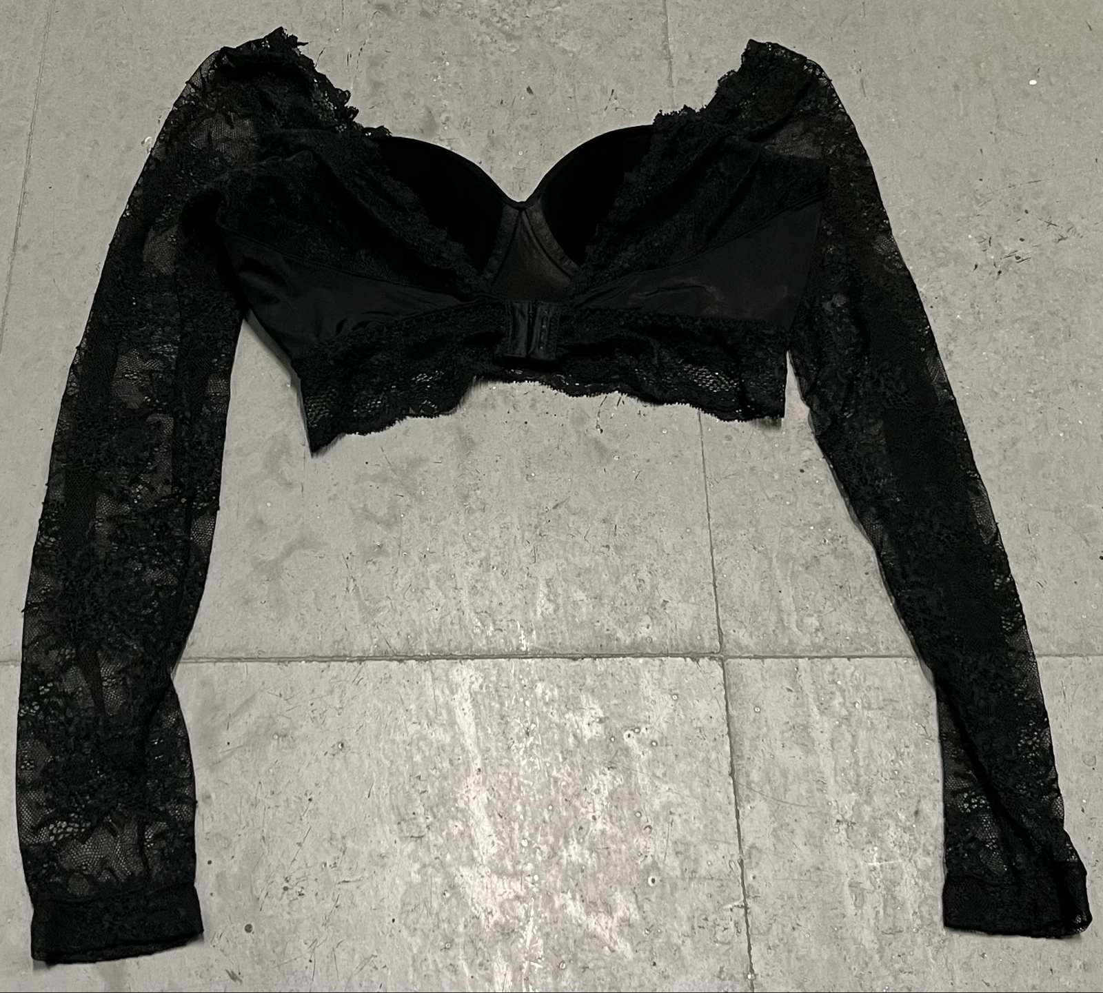 Top cropped preto com mangas de renda – photo 2